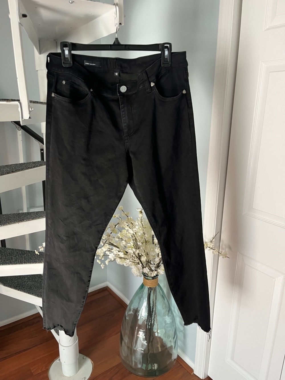 Kut from the Kloth Black Carlo Ankle Skinny Jeans size 12 raw hem jeans